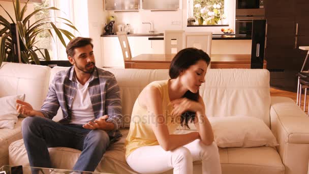 Casal discutindo na sala de estar — Vídeo de Stock