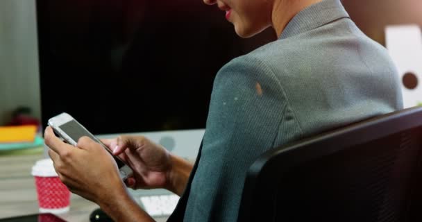 Geschäftsfrau mit Handy im Büro — Stockvideo