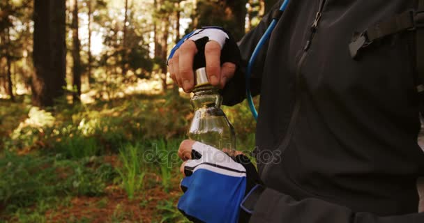 Αρσενικό βουνό ποδηλάτης πόσιμου νερού — Αρχείο Βίντεο