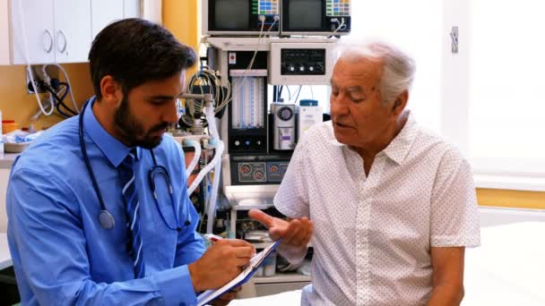 Consultation des patients par un médecin — Video