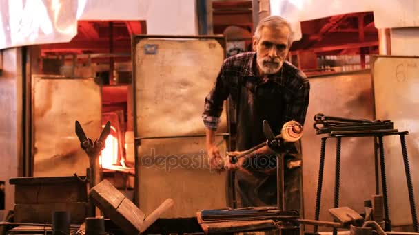 Ventilador que forma el vidrio fundido — Vídeos de Stock