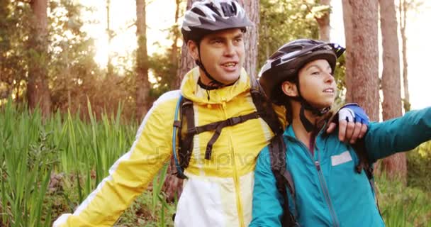 Mountain biking couple pointing at nature — Stock Video