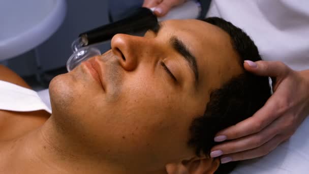 Läkare utför laser hårborttagning — Stockvideo