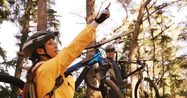 Mountain cykling par transporterar cyklar — Stockvideo
