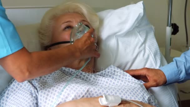Hemşire hastaya oksijen maskesi takıyor. — Stok video