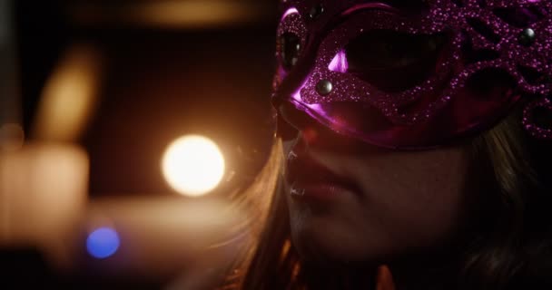 Žena nosí karnevalovou maskou v barech — Stock video