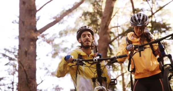 自転車を運ぶ山の自転車に乗るカップル — ストック動画
