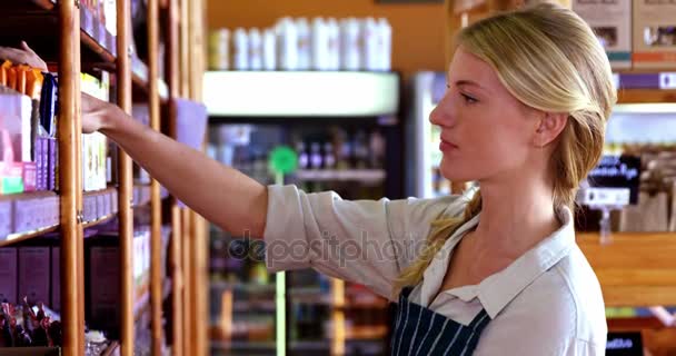 Personnel féminin organisant les produits d'épicerie — Video