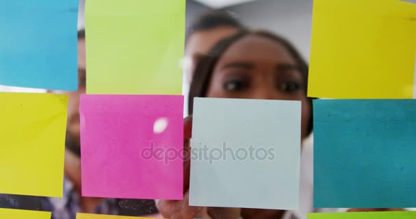 Néztem a sticky notes üzletemberek — Stock videók