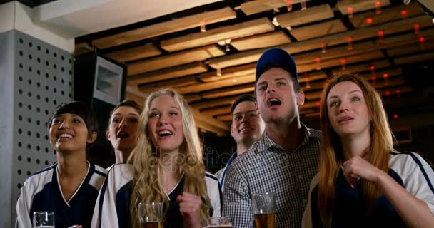 Skupina přátel, sledování tv v baru — Stock video