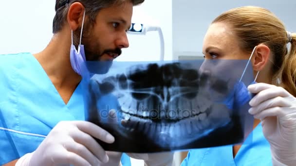 Стоматологи обсуждают рентген — стоковое видео