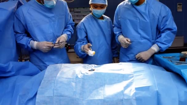 상황 실에서 작업을 수행 하는 외과 의사 — 비디오