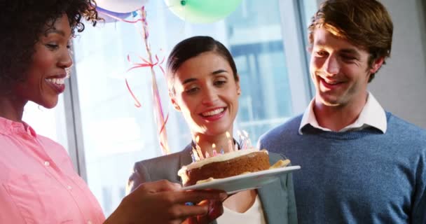 Empresaria soplando velas de cumpleaños — Vídeos de Stock