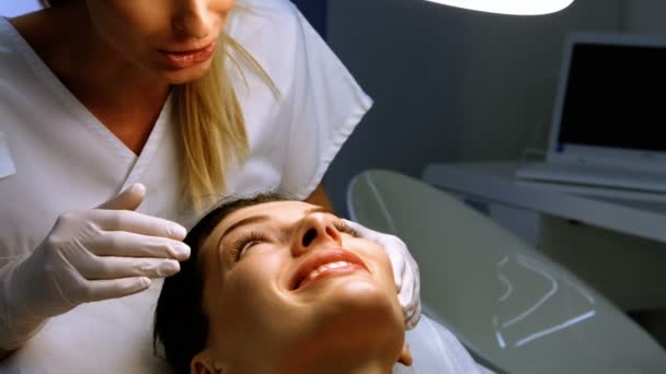 Lekarza przeprowadzającego badanie kobiet skóry pacjenta — Wideo stockowe