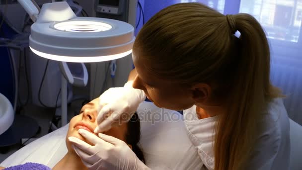 顔射出を挿入する医師 — ストック動画