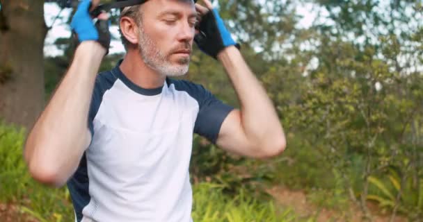 Noszenie kasku mężczyzną rowerzysta — Wideo stockowe