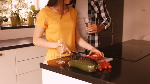 Mujer picando verduras — Vídeos de Stock