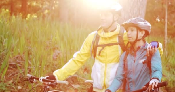 Bicicleta de montaña pareja caminando — Vídeo de stock