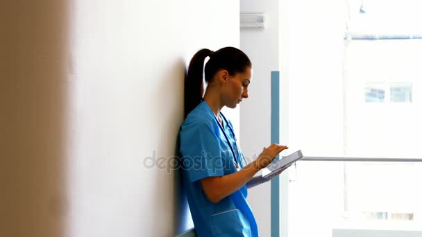 Νοσοκόμα χρησιμοποιώντας ψηφιακή δισκίο — Αρχείο Βίντεο