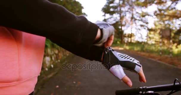 Feminino mountain biker usando luvas — Vídeo de Stock