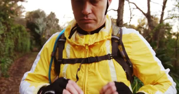 Motociclista de montanha masculino usando mochila — Vídeo de Stock