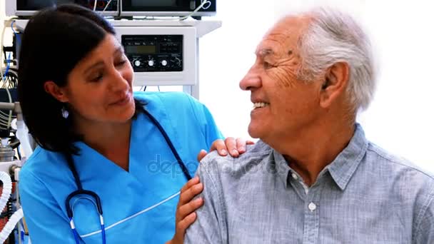 Doctora y paciente interactuando — Vídeos de Stock