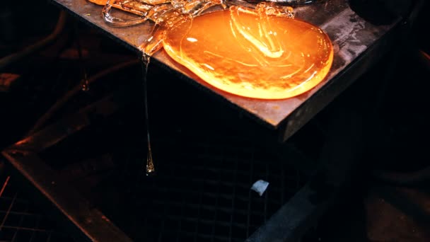 Verre fondu à l'usine de soufflage du verre — Video