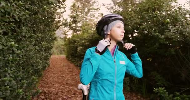 Mujer ciclista de montaña con casco — Vídeos de Stock