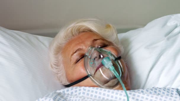 Старший пациент в кислородной маске — стоковое видео