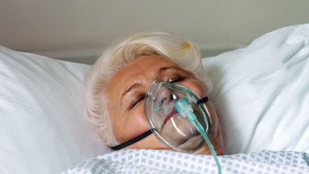 Senior patient with oxygen mask — Stock Video