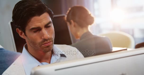 Mężczyzna Bronksie pracując na komputerze — Wideo stockowe