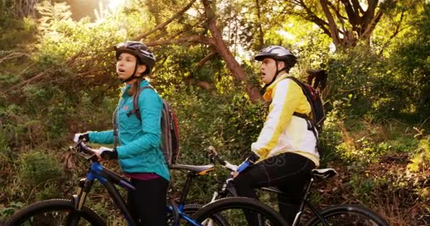 Exhaustos ciclismo de montaña pareja — Vídeos de Stock