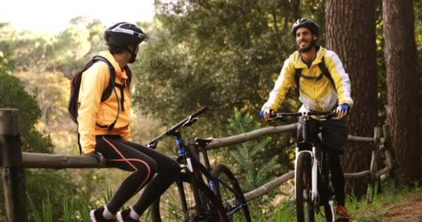 Пара горных велосипедистов отдыхает — стоковое видео
