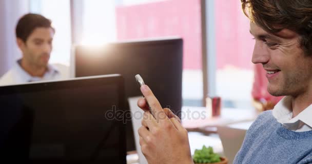 Affärsman med mobiltelefon på skrivbord — Stockvideo