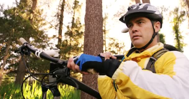 Male mountain biker carrying bicycle — Stock Video