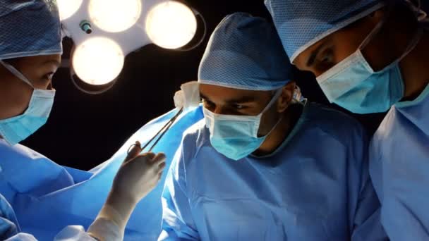 상황 실에서 작업을 수행 하는 외과 의사 — 비디오