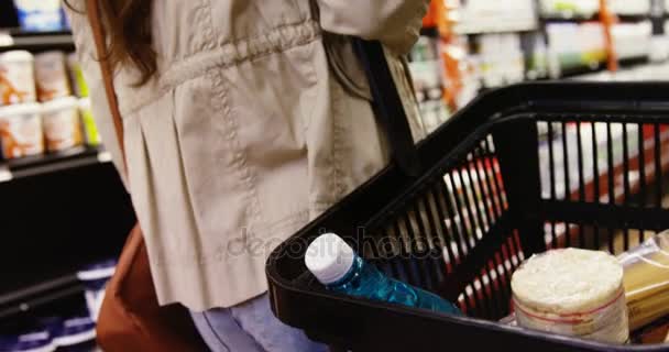 Woman shopping for grocery — Stock Video