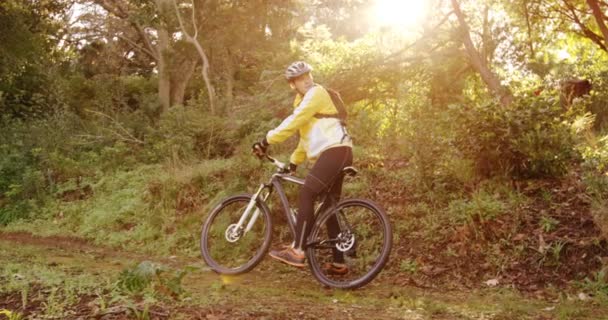 자연에서 가리키는 산 자전거를 타는 커플 — 비디오