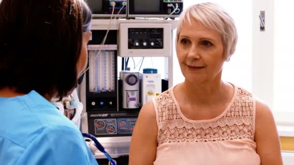 Médica mulher consoladora paciente — Vídeo de Stock