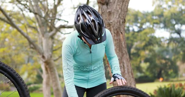Female cyclist repairing bicycle tyre — Stock Video