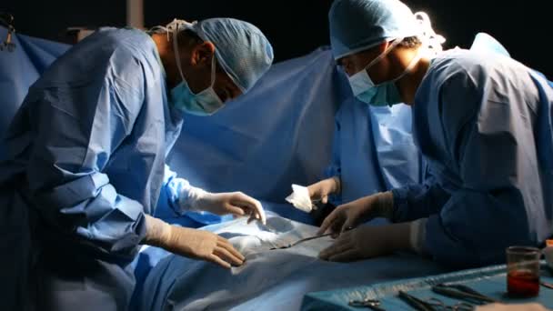 Chirurgové operace v operační místnosti — Stock video