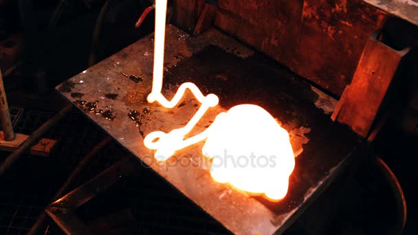 Glassblower pouring molten glass — Stock Video