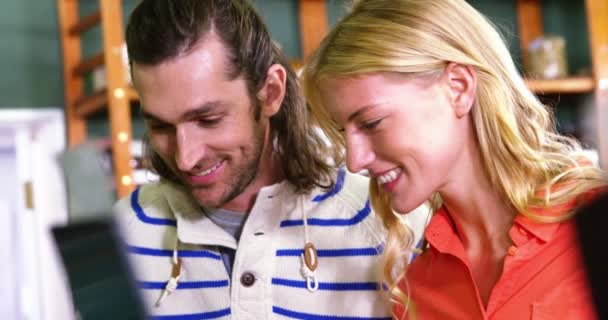 Pasangan bahagia belanja di bagian organik — Stok Video