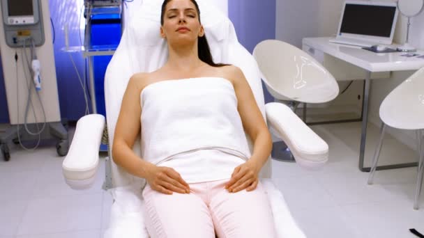 Paciente do sexo feminino relaxante em cadeira cirúrgica — Vídeo de Stock