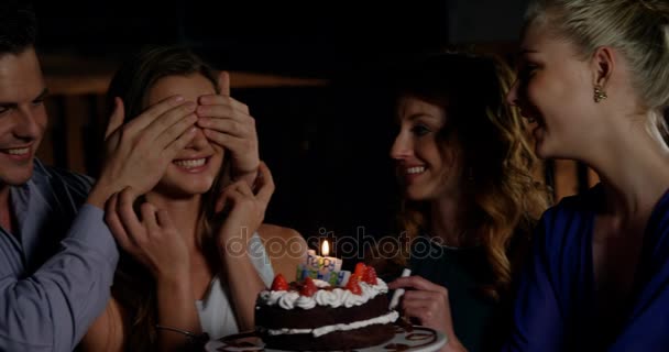 Amigos celebrando fiesta de cumpleaños — Vídeos de Stock