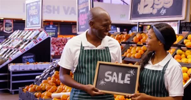 Gülümseyen personel satışı işareti tutarak — Stok video