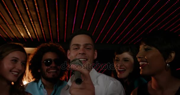 Amici felici che cantano nel bar — Video Stock