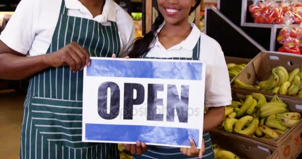 Personnel souriant tenant une enseigne ouverte — Video