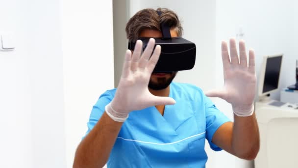 Dentista usando fone de ouvido de realidade virtual — Vídeo de Stock