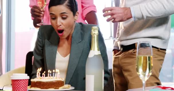 Zakenvrouw waait birthday kaarsen — Stockvideo